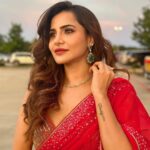 Ashu Reddy Instagram - Wear red when tanned!❣️ For hosting @bandelyzium at Dallas today!! 😎 #ashureddy #concert #hosting #thankfulgratefulblessed #suchawonderfulevening ⚡️😻 Saree - @neerusindia Jewellery- @thediamondstoreby_chandubhai Hair Make up - By myself 😍 Frisco, Texas
