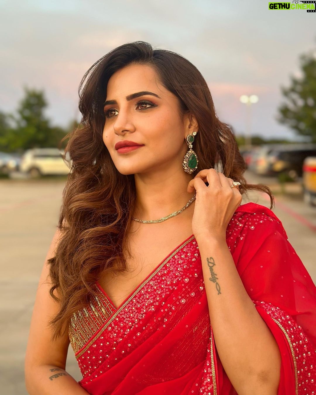 Ashu Reddy Instagram - Wear red when tanned!β£οΈ For hosting @bandelyzium at Dallas today!! π #ashureddy #concert #hosting #thankfulgratefulblessed #suchawonderfulevening β‘οΈπ» Saree - @neerusindia Jewellery- @thediamondstoreby_chandubhai Hair Make up - By myself π Frisco, Texas