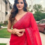 Ashu Reddy Instagram - Wear red when tanned!❣️ For hosting @bandelyzium at Dallas today!! 😎 #ashureddy #concert #hosting #thankfulgratefulblessed #suchawonderfulevening ⚡️😻 Saree - @neerusindia Jewellery- @thediamondstoreby_chandubhai Hair Make up - By myself 😍 Frisco, Texas