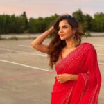 Ashu Reddy Instagram - Wear red when tanned!❣️ For hosting @bandelyzium at Dallas today!! 😎 #ashureddy #concert #hosting #thankfulgratefulblessed #suchawonderfulevening ⚡️😻 Saree - @neerusindia Jewellery- @thediamondstoreby_chandubhai Hair Make up - By myself 😍 Frisco, Texas