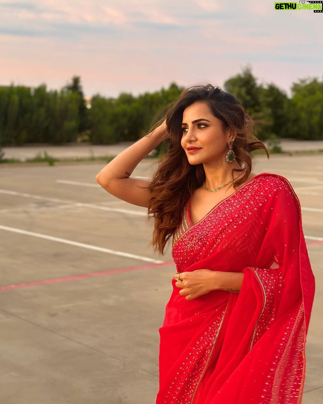 Ashu Reddy Instagram - Wear red when tanned!β£οΈ For hosting @bandelyzium at Dallas today!! π #ashureddy #concert #hosting #thankfulgratefulblessed #suchawonderfulevening β‘οΈπ» Saree - @neerusindia Jewellery- @thediamondstoreby_chandubhai Hair Make up - By myself π Frisco, Texas