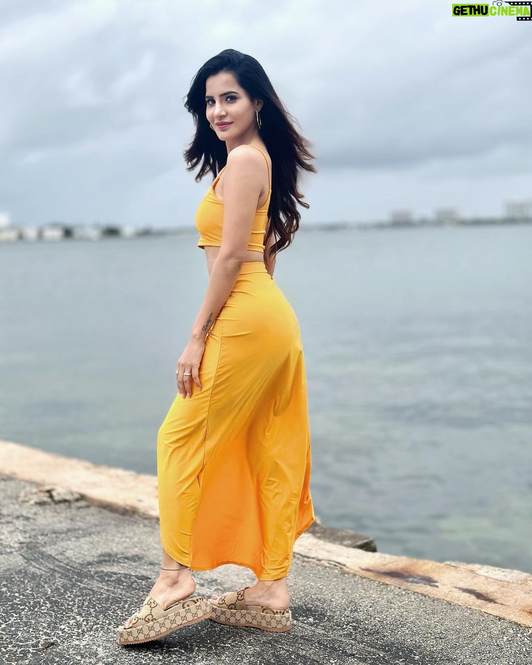 Ashu Reddy Instagram - Live like a full moon! 🌕❤️ #ashureddy #liveforyourself #beboldbeyou #evadikashtaluvadivi 😂