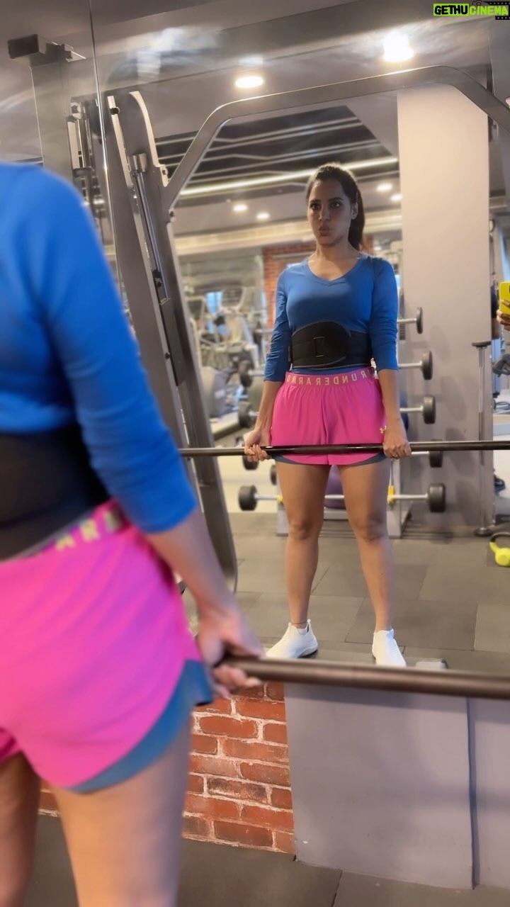 Ashu Reddy Instagram - Women is a strength inbuilt ⭐️🧡 #ashureddy #workouttime #deadlifts #trainforyourself #workhardplayhard thank you @mahi_fitnes_trainer 😊