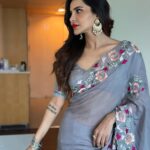 Ashu Reddy Instagram - Feeling grey-ish 🩶💎 #ashureddy #sareefeels For the inauguration of @aurobella_hairandmakeupstudio at rajamundry ❤️ @hairstylistravi @aurobella_hairandmakeupstudio @rajusai7896