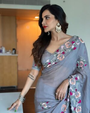 Ashu Reddy Instagram - Feeling grey-ish 🩶💎 #ashureddy #sareefeels

For the inauguration of @aurobella_hairandmakeupstudio at rajamundry ❤️
@hairstylistravi 
@aurobella_hairandmakeupstudio 
@rajusai7896