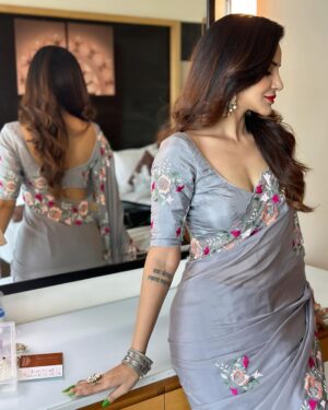 Ashu Reddy Instagram - Feeling grey-ish 🩶💎 #ashureddy #sareefeels

For the inauguration of @aurobella_hairandmakeupstudio at rajamundry ❤️
@hairstylistravi 
@aurobella_hairandmakeupstudio 
@rajusai7896