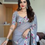 Ashu Reddy Instagram - Feeling grey-ish 🩶💎 #ashureddy #sareefeels For the inauguration of @aurobella_hairandmakeupstudio at rajamundry ❤️ @hairstylistravi @aurobella_hairandmakeupstudio @rajusai7896