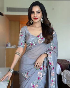 Ashu Reddy Instagram - Feeling grey-ish 🩶💎 #ashureddy #sareefeels

For the inauguration of @aurobella_hairandmakeupstudio at rajamundry ❤️
@hairstylistravi 
@aurobella_hairandmakeupstudio 
@rajusai7896