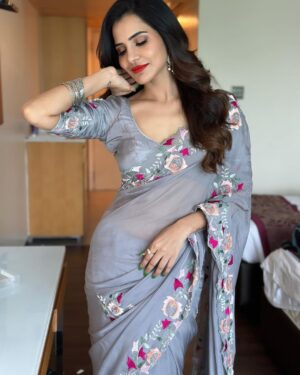 Ashu Reddy Instagram - Feeling grey-ish 🩶💎 #ashureddy #sareefeels

For the inauguration of @aurobella_hairandmakeupstudio at rajamundry ❤️
@hairstylistravi 
@aurobella_hairandmakeupstudio 
@rajusai7896