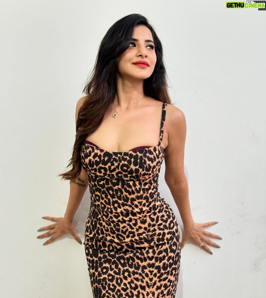 Ashu Reddy Instagram - I'm not Geetanjali but I can accommodate healthy babiesπ #ashureddy #animalFever #leopardprintdress #befashionableforever #biggerpelvislooks #justwatchedthemovie ππ§‘ Dress - @prettylittlething ππ»ββοΈπ»