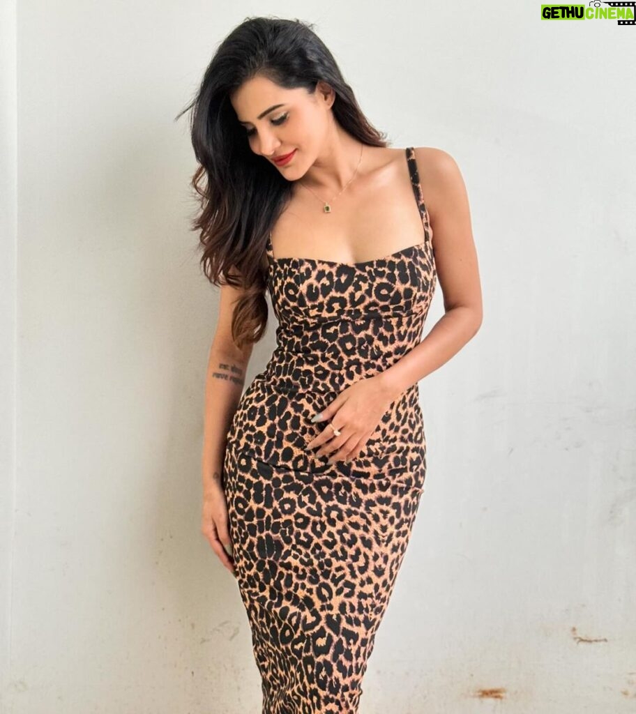Ashu Reddy Instagram - I'm not Geetanjali but I can accommodate healthy babies😂 #ashureddy #animalFever #leopardprintdress #befashionableforever #biggerpelvislooks #justwatchedthemovie 😂🧡 Dress - @prettylittlething 💁🏻‍♀😻