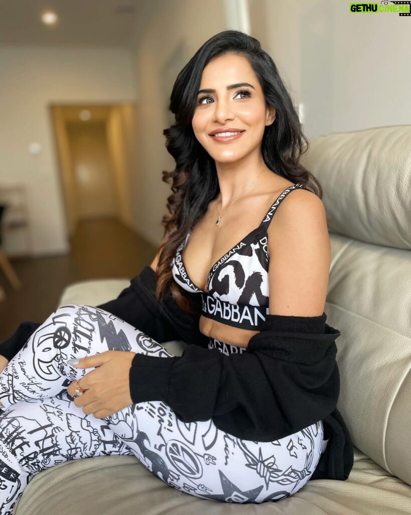 Ashu Reddy Instagram - Radiantly slaying 💙 #ashureddy #ootd #girlsnightout #favsong Special thank you to my current favorite Makeup and Hairstylist in Melbourne - @madhurimakeupandhair_artist ❤️🎉 you are amazing!!