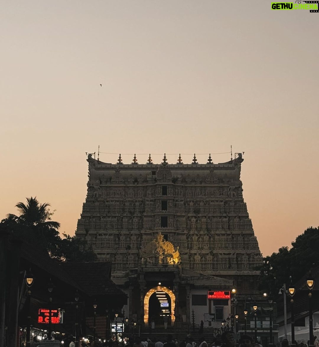 Ashu Reddy Instagram - Om namo venkatesaaya🙏❤️ #mostpowerfulchant #godsowncountry #kerala #templevibes #powerhouseenergy #ashureddy 🎉 Shree Padmanabhaswamy Temple Trivendrum Kerala