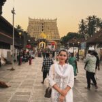 Ashu Reddy Instagram - Om namo venkatesaaya🙏❤️ #mostpowerfulchant #godsowncountry #kerala #templevibes #powerhouseenergy #ashureddy 🎉 Shree Padmanabhaswamy Temple Trivendrum Kerala