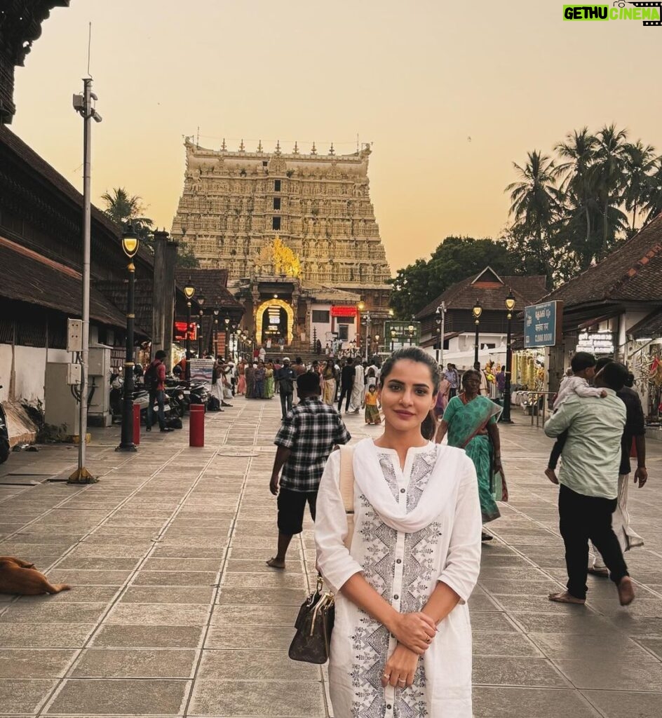 Ashu Reddy Instagram - Om namo venkatesaaya🙏❤️ #mostpowerfulchant #godsowncountry #kerala #templevibes #powerhouseenergy #ashureddy 🎉 Shree Padmanabhaswamy Temple Trivendrum Kerala