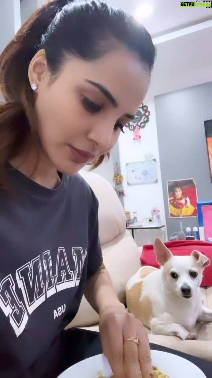 Ashu Reddy Instagram - He's always hungry!! My Raju😂😂😂❤️❤️❤️ #ashureddy #petlovers #adoptdontshop #petsarefamily ⭐️ @officialjoshapp @joshapp.telugu