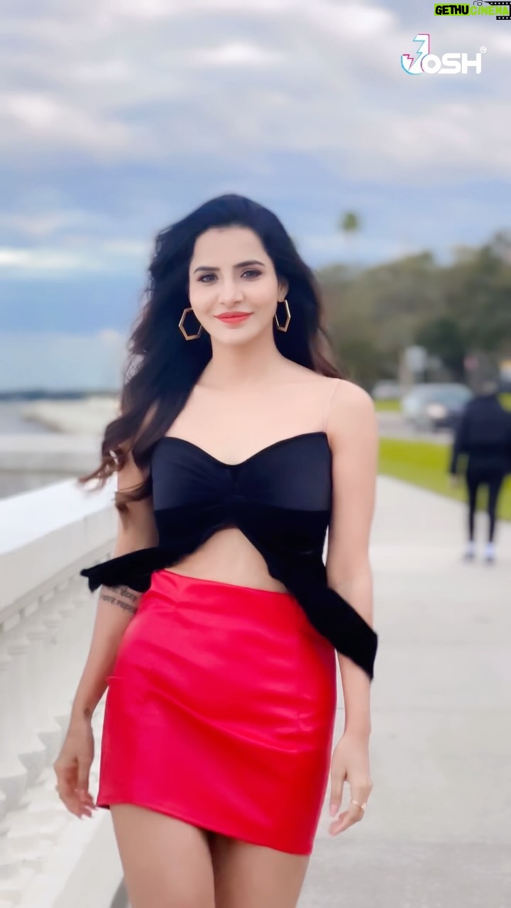 Ashu Reddy Instagram - Walk in style, even if it's a mile!!🔥❤️ #ashureddy #beachroad #tampa #florida #throwback 🎊 @joshapp.telugu @officialjoshapp