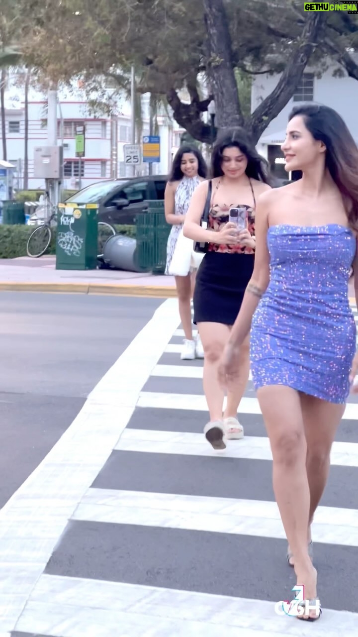 Ashu Reddy Instagram - Popular ⭐️❤️ #ashureddy #girlsdayout #miamibeach #throwbackthursday #positivevibes @joshapp.telugu @officialjoshapp 🎊