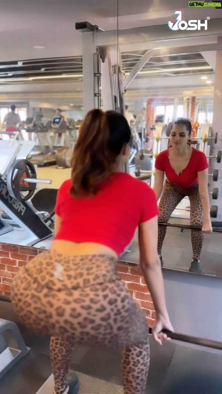Ashu Reddy Instagram - I'm a firebaalllll..!!⭐️❤️🔥 #ashureddy #workouttime #staybold #stayfit #2024 #workhardplayhard @joshapp.telugu @officialjoshapp