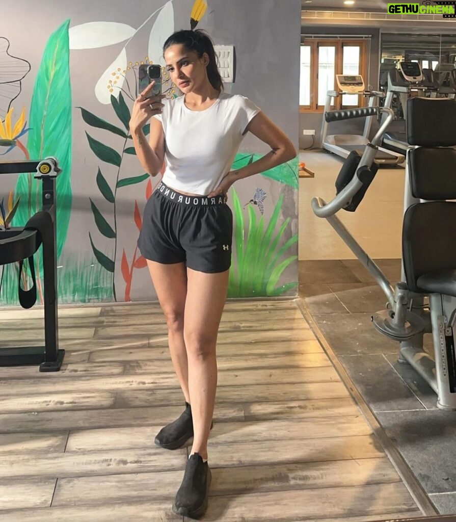 Ashu Reddy Instagram - This 2024 push yourself a little out of your comfort zone to work hard ⭐🧡 #ashureddy #January2024 #fitnessmotivation #liveforyourself #workhardplayhard 🎊 Hyderabad