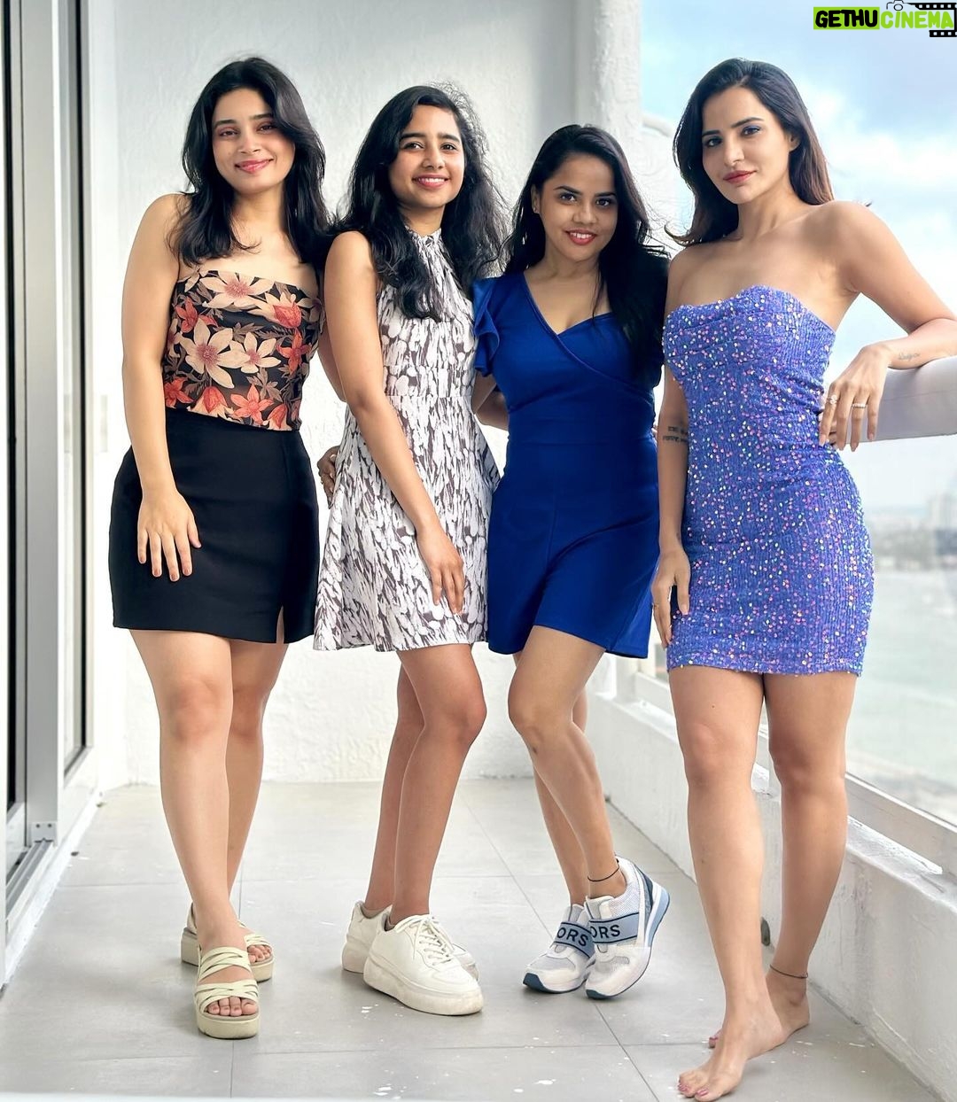 Ashu Reddy Instagram - Me and my beauties in Miami..!!🎊🧡 #ashureddy #yearendtrip #2023 #confessions #thankfulblessedgrateful #beboldbeyou #friends ❤️