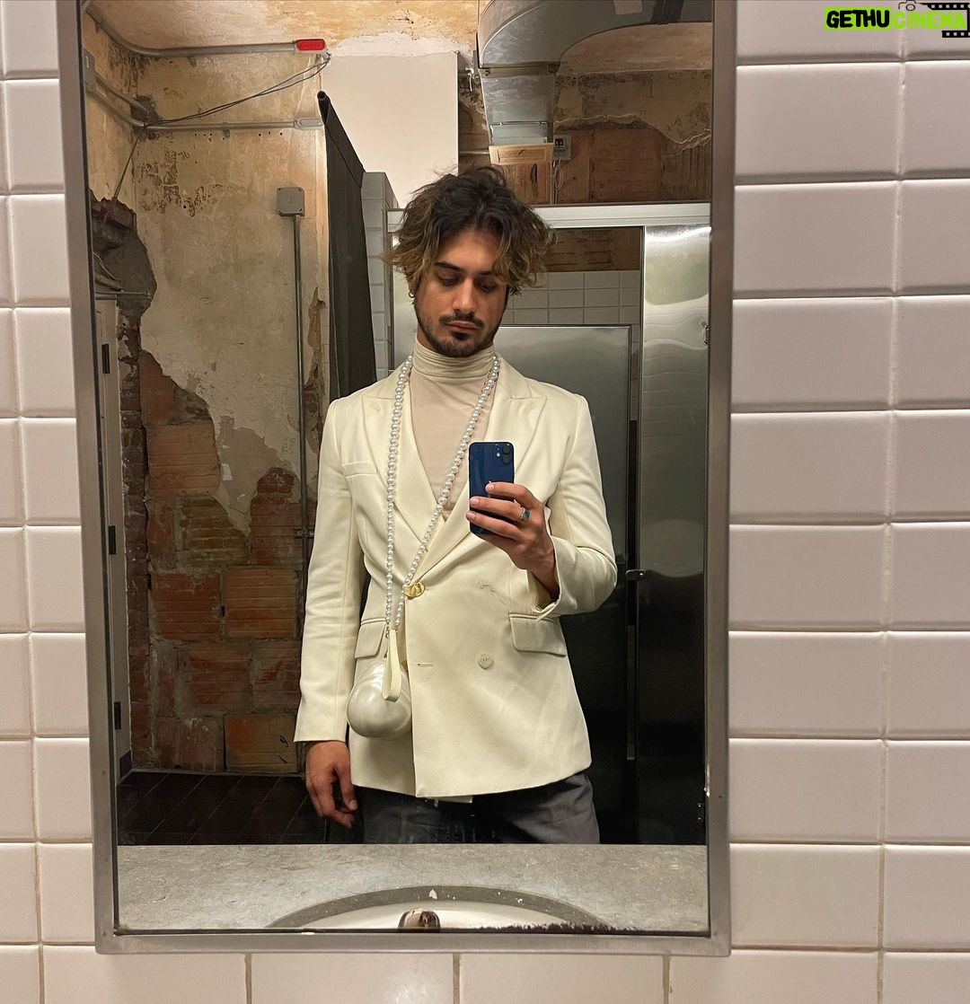 Avan Jogia Instagram - Cream by Prince plays