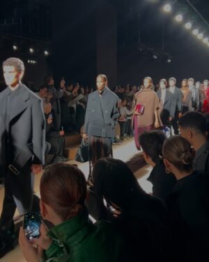 Ayaka Miyoshi Instagram - -FERRAGAMO-

AUTUMN-WINTER 2024

"SPIRIT"

1920 年代において服は、
自由を謳歌する手段 の代表の一つでした。
そしてその自由の表現は私自身や私の財産、
そしてフェラガモと共鳴するものなのです。

そう語るマクシミリアンのショーは
本当にうっとりする程の美しさと
鋭くも柔らかな力強さを持つピースたちで溢れていました。

#FERRAGAMOFW24
#フェラガモ
@ferragamo