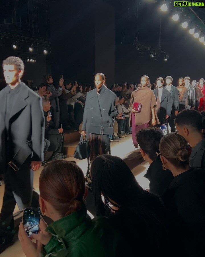 Ayaka Miyoshi - 178.2K Likes - -FERRAGAMO-
AUTUMN-WINTER 2024
"SPIRIT"
1920 年代において服は、
自由を謳歌する手段 の代表の一つでした。
そしてその自由の表現は私自身や私の財産、
そしてフェラガモと共鳴するものなのです。
そう語るマクシミリアンのショーは
本当にうっとりする程の美しさと
鋭くも柔らかな力強さを持つピースたちで溢れていました。
#FERRAGAMOFW24
#フェラガモ
@ferragamo