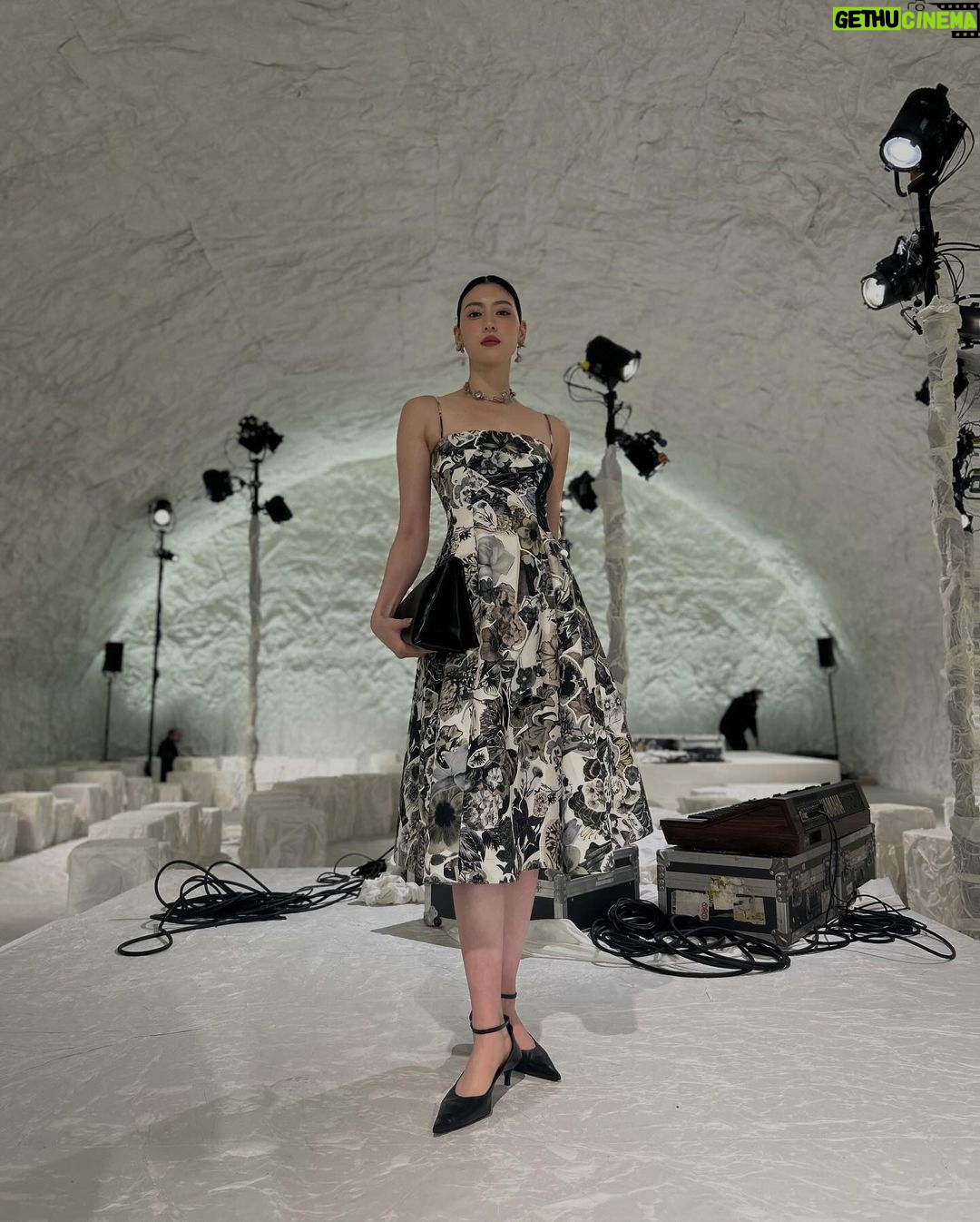 Ayaka Miyoshi Instagram - -MARNI- @marni F/W 24-25 collection in 🇮🇹 彼の創り出す世界はとても澄んでいて 神聖な美しいものだと感じています。 空間、音楽と共に数々のピースたちが 物語を完成させ、新たに紡ぎ出していく。 そんなストーリーをコレクションピース 一つ一つからも感じることができ、 フランチェスコを筆頭にmarniチームが人々に与える愛を 何倍にもして返したいと思えるような 素晴らしいコレクションだったと思います。 Thank you for inviting me:) my esteemed father😘💞 @asliceofbambi @marni #marni
