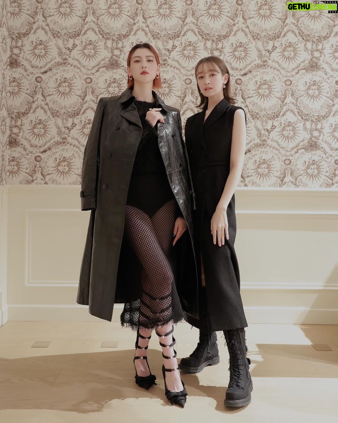 Ayaka Miyoshi Instagram - -DIOR- ディオール ウィメンズ クリエイティブ ディレクターの マリア・グラツィア・キウリが 過去と未来が同時に存在する 「現在」の意味に立ち返って考案したコレクション。 魔女や植物学を伝承し、自然の時間を尊重する 地母神の知恵の継承者といったエッセンスが コレクションに込められている。 イタリア人アーティスト アルベルト・ブッリの作品へ深い造詣が込められ 涙、裂傷、燃焼といったパフォーマティブな要素が特徴。 @dior @mariagraziachiuri #DiorSS24 #SupportedbyDior