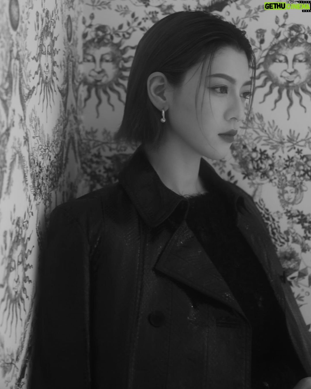 Ayaka Miyoshi Instagram - -DIOR- ディオール ウィメンズ クリエイティブ ディレクターの マリア・グラツィア・キウリが 過去と未来が同時に存在する 「現在」の意味に立ち返って考案したコレクション。 魔女や植物学を伝承し、自然の時間を尊重する 地母神の知恵の継承者といったエッセンスが コレクションに込められている。 イタリア人アーティスト アルベルト・ブッリの作品へ深い造詣が込められ 涙、裂傷、燃焼といったパフォーマティブな要素が特徴。 @dior @mariagraziachiuri #DiorSS24 #SupportedbyDior