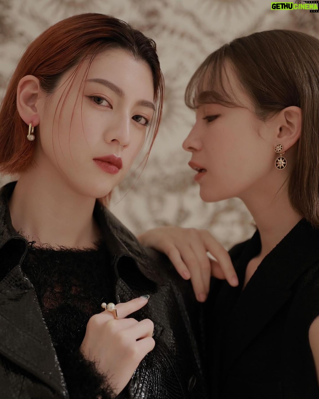 Ayaka Miyoshi Instagram - -DIOR- ディオール ウィメンズ クリエイティブ ディレクターの マリア・グラツィア・キウリが 過去と未来が同時に存在する 「現在」の意味に立ち返って考案したコレクション。 魔女や植物学を伝承し、自然の時間を尊重する 地母神の知恵の継承者といったエッセンスが コレクションに込められている。 イタリア人アーティスト アルベルト・ブッリの作品へ深い造詣が込められ 涙、裂傷、燃焼といったパフォーマティブな要素が特徴。 @dior @mariagraziachiuri #DiorSS24 #SupportedbyDior
