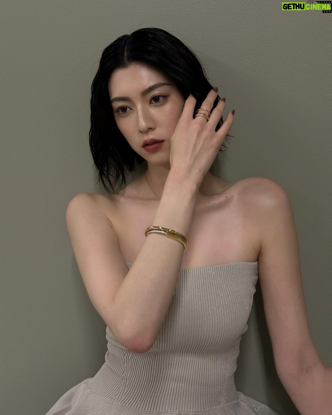 Ayaka Miyoshi - 100.2K Likes - -Tiffany&Co.-
🕊️🩵
There are no rules.
It's all about love for each other.
もうすぐバレンタインデー。
愛とは素晴らしいもので
家族、友人、パートナーやその枠に囚われることなく
決して上手くいくことばかりではない人生の中で
互いへの「つながり」と「受け入れ合う心」を
再認識して感謝していく日ではないかと私は考えます。
今回私が身に付けているコレクションたちも
シンプルでありながら心ときめくフォルムであり
愛の精神を賛美しています。
一つ一つのジュエリーたちにも
愛のストーリーが紡がれていて素敵☺️
それぞれの日常に愛のパワーを宿し
寄り添ってくれるティファニーのジュエリーです。
Thank you Tiffany for the lovely gift.
@tiffanyandco
#Tiffanyandco
#ATiffanyValentinesDay
#TiffanyPartner
#PR