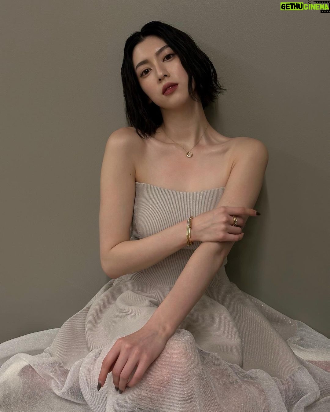 Ayaka Miyoshi - 100.2K Likes - -Tiffany&Co.-
🕊️🩵
There are no rules.
It's all about love for each other.
もうすぐバレンタインデー。
愛とは素晴らしいもので
家族、友人、パートナーやその枠に囚われることなく
決して上手くいくことばかりではない人生の中で
互いへの「つながり」と「受け入れ合う心」を
再認識して感謝していく日ではないかと私は考えます。
今回私が身に付けているコレクションたちも
シンプルでありながら心ときめくフォルムであり
愛の精神を賛美しています。
一つ一つのジュエリーたちにも
愛のストーリーが紡がれていて素敵☺️
それぞれの日常に愛のパワーを宿し
寄り添ってくれるティファニーのジュエリーです。
Thank you Tiffany for the lovely gift.
@tiffanyandco
#Tiffanyandco
#ATiffanyValentinesDay
#TiffanyPartner
#PR