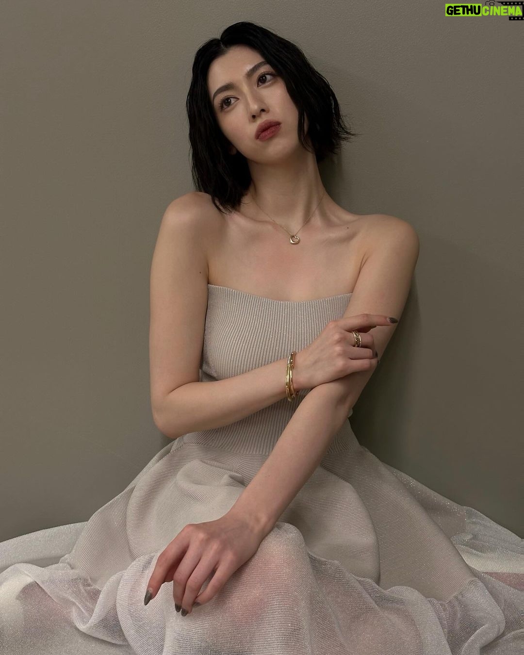 Ayaka Miyoshi - 100.2K Likes - -Tiffany&Co.-
🕊️🩵
There are no rules.
It's all about love for each other.
もうすぐバレンタインデー。
愛とは素晴らしいもので
家族、友人、パートナーやその枠に囚われることなく
決して上手くいくことばかりではない人生の中で
互いへの「つながり」と「受け入れ合う心」を
再認識して感謝していく日ではないかと私は考えます。
今回私が身に付けているコレクションたちも
シンプルでありながら心ときめくフォルムであり
愛の精神を賛美しています。
一つ一つのジュエリーたちにも
愛のストーリーが紡がれていて素敵☺️
それぞれの日常に愛のパワーを宿し
寄り添ってくれるティファニーのジュエリーです。
Thank you Tiffany for the lovely gift.
@tiffanyandco
#Tiffanyandco
#ATiffanyValentinesDay
#TiffanyPartner
#PR
