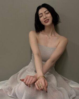 Ayaka Miyoshi Instagram - -Tiffany&Co.-

🕊️🩵
There are no rules.
It's all about love for each other.

もうすぐバレンタインデー。
愛とは素晴らしいもので
家族、友人、パートナーやその枠に囚われることなく
決して上手くいくことばかりではない人生の中で
互いへの「つながり」と「受け入れ合う心」を
再認識して感謝していく日ではないかと私は考えます。

今回私が身に付けているコレクションたちも
シンプルでありながら心ときめくフォルムであり
愛の精神を賛美しています。

一つ一つのジュエリーたちにも
愛のストーリーが紡がれていて素敵☺️
それぞれの日常に愛のパワーを宿し
寄り添ってくれるティファニーのジュエリーです。

Thank you Tiffany for the lovely gift.

@tiffanyandco 
#Tiffanyandco
#ATiffanyValentinesDay
#TiffanyPartner
#PR