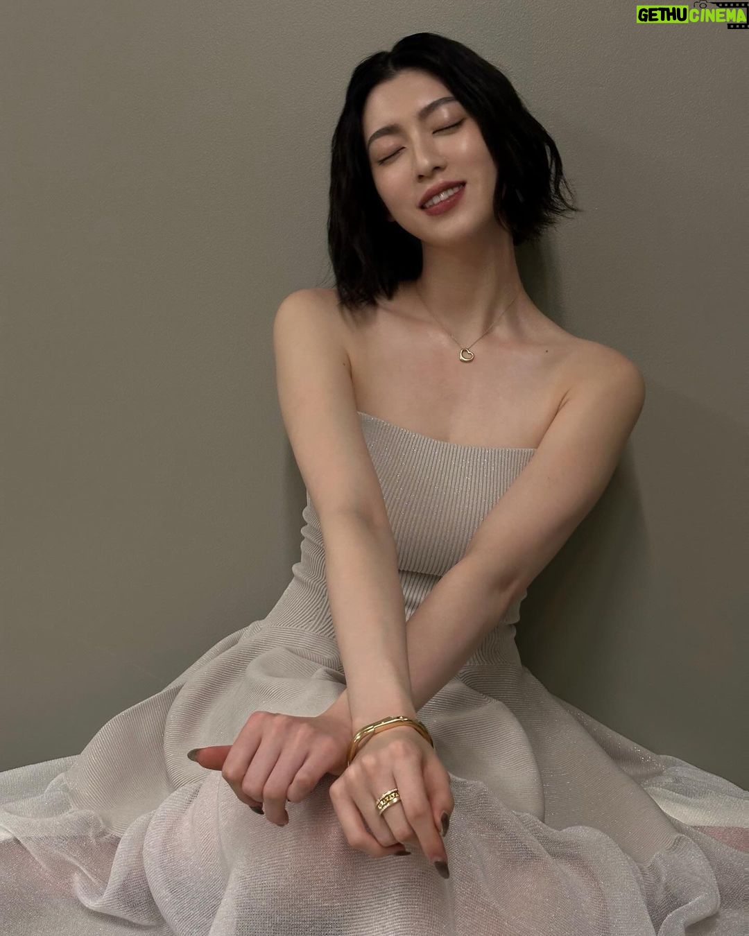 Ayaka Miyoshi - 100.2K Likes - -Tiffany&Co.-
🕊️🩵
There are no rules.
It's all about love for each other.
もうすぐバレンタインデー。
愛とは素晴らしいもので
家族、友人、パートナーやその枠に囚われることなく
決して上手くいくことばかりではない人生の中で
互いへの「つながり」と「受け入れ合う心」を
再認識して感謝していく日ではないかと私は考えます。
今回私が身に付けているコレクションたちも
シンプルでありながら心ときめくフォルムであり
愛の精神を賛美しています。
一つ一つのジュエリーたちにも
愛のストーリーが紡がれていて素敵☺️
それぞれの日常に愛のパワーを宿し
寄り添ってくれるティファニーのジュエリーです。
Thank you Tiffany for the lovely gift.
@tiffanyandco
#Tiffanyandco
#ATiffanyValentinesDay
#TiffanyPartner
#PR