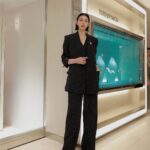 Ayaka Miyoshi Instagram - -Tiffany&Co.- 「Legendary Diamonds by Tiffany 」 とても華やかな煌めきを放つ「バードオンアロック」を モチーフにしたフォトスポットや デジタルフォトブースなどお楽しみいただけるコンテンツのほか ダイヤモンドジュエリーや、ジャン・シュランバージェによる デザイナーズコレクションなど このために集められたティファニーの長く美しい伝統と モダンさを感じられる様々なピースが揃うポップアップストアが開催中。 Tiffanyチームに招待して頂き、皆様と特別な時間を過ごしました。 伊勢丹新宿店本館1 階ザ・ステージ 1/31 31～2/6 まで そして 伊勢丹新宿本館4階では ティファニー伊勢丹新宿店がリニューアルオープン💍 全面的にデザインをリニューアル。 VIC ルームが新設され、現代アーティストによる作品の展示や ティファニーの最新デザインである 「ダイヤモンドヴィドリン」も設置されています。 リニューアルを記念し、「ティファニーロック」の新作や 「ティファニータクシー」ウォッチも国内先行発売されるので 是非チェックしてみて☺️ @tiffanyandco #Tiffanyandco #TiffanyxAyaka #TiffanyShinjukuIsetan #TiffanyPartner #pr