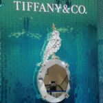 Ayaka Miyoshi Instagram - -Tiffany&Co.- 「Legendary Diamonds by Tiffany 」 とても華やかな煌めきを放つ「バードオンアロック」を モチーフにしたフォトスポットや デジタルフォトブースなどお楽しみいただけるコンテンツのほか ダイヤモンドジュエリーや、ジャン・シュランバージェによる デザイナーズコレクションなど このために集められたティファニーの長く美しい伝統と モダンさを感じられる様々なピースが揃うポップアップストアが開催中。 Tiffanyチームに招待して頂き、皆様と特別な時間を過ごしました。 伊勢丹新宿店本館1 階ザ・ステージ 1/31 31～2/6 まで そして 伊勢丹新宿本館4階では ティファニー伊勢丹新宿店がリニューアルオープン💍 全面的にデザインをリニューアル。 VIC ルームが新設され、現代アーティストによる作品の展示や ティファニーの最新デザインである 「ダイヤモンドヴィドリン」も設置されています。 リニューアルを記念し、「ティファニーロック」の新作や 「ティファニータクシー」ウォッチも国内先行発売されるので 是非チェックしてみて☺️ @tiffanyandco #Tiffanyandco #TiffanyxAyaka #TiffanyShinjukuIsetan #TiffanyPartner #pr