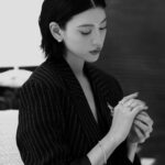 Ayaka Miyoshi Instagram - -Tiffany&Co.- 「Legendary Diamonds by Tiffany 」 とても華やかな煌めきを放つ「バードオンアロック」を モチーフにしたフォトスポットや デジタルフォトブースなどお楽しみいただけるコンテンツのほか ダイヤモンドジュエリーや、ジャン・シュランバージェによる デザイナーズコレクションなど このために集められたティファニーの長く美しい伝統と モダンさを感じられる様々なピースが揃うポップアップストアが開催中。 Tiffanyチームに招待して頂き、皆様と特別な時間を過ごしました。 伊勢丹新宿店本館1 階ザ・ステージ 1/31 31～2/6 まで そして 伊勢丹新宿本館4階では ティファニー伊勢丹新宿店がリニューアルオープン💍 全面的にデザインをリニューアル。 VIC ルームが新設され、現代アーティストによる作品の展示や ティファニーの最新デザインである 「ダイヤモンドヴィドリン」も設置されています。 リニューアルを記念し、「ティファニーロック」の新作や 「ティファニータクシー」ウォッチも国内先行発売されるので 是非チェックしてみて☺️ @tiffanyandco #Tiffanyandco #TiffanyxAyaka #TiffanyShinjukuIsetan #TiffanyPartner #pr