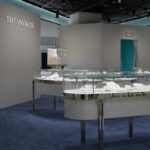 Ayaka Miyoshi Instagram - -Tiffany&Co.- 「Legendary Diamonds by Tiffany 」 とても華やかな煌めきを放つ「バードオンアロック」を モチーフにしたフォトスポットや デジタルフォトブースなどお楽しみいただけるコンテンツのほか ダイヤモンドジュエリーや、ジャン・シュランバージェによる デザイナーズコレクションなど このために集められたティファニーの長く美しい伝統と モダンさを感じられる様々なピースが揃うポップアップストアが開催中。 Tiffanyチームに招待して頂き、皆様と特別な時間を過ごしました。 伊勢丹新宿店本館1 階ザ・ステージ 1/31 31～2/6 まで そして 伊勢丹新宿本館4階では ティファニー伊勢丹新宿店がリニューアルオープン💍 全面的にデザインをリニューアル。 VIC ルームが新設され、現代アーティストによる作品の展示や ティファニーの最新デザインである 「ダイヤモンドヴィドリン」も設置されています。 リニューアルを記念し、「ティファニーロック」の新作や 「ティファニータクシー」ウォッチも国内先行発売されるので 是非チェックしてみて☺️ @tiffanyandco #Tiffanyandco #TiffanyxAyaka #TiffanyShinjukuIsetan #TiffanyPartner #pr