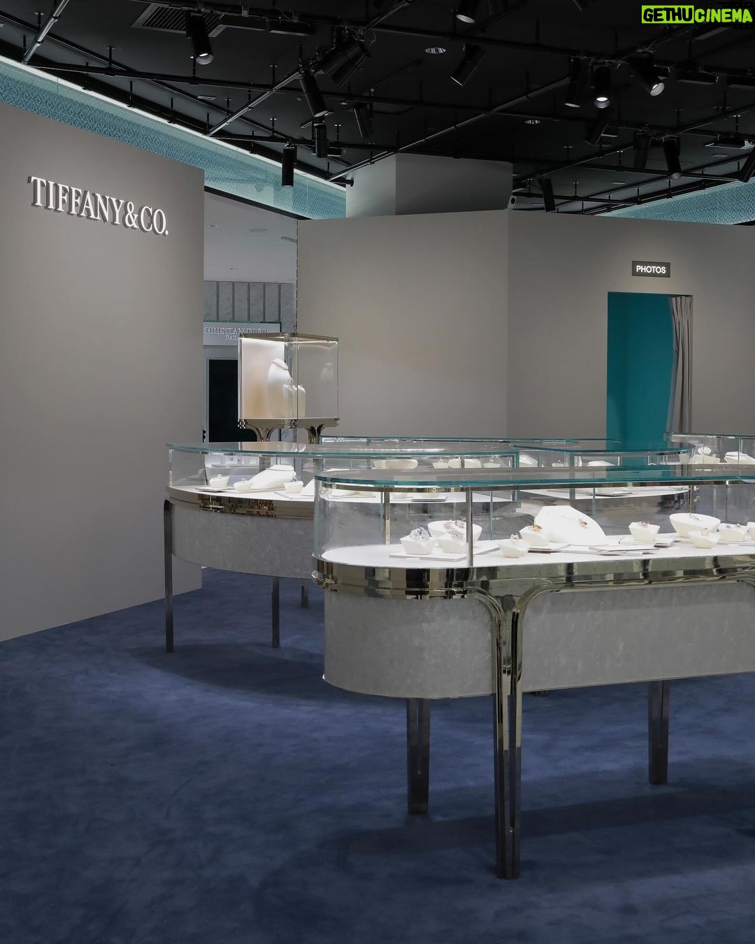 Ayaka Miyoshi Instagram - -Tiffany&Co.- 「Legendary Diamonds by Tiffany 」 とても華やかな煌めきを放つ「バードオンアロック」を モチーフにしたフォトスポットや デジタルフォトブースなどお楽しみいただけるコンテンツのほか ダイヤモンドジュエリーや、ジャン・シュランバージェによる デザイナーズコレクションなど このために集められたティファニーの長く美しい伝統と モダンさを感じられる様々なピースが揃うポップアップストアが開催中。 Tiffanyチームに招待して頂き、皆様と特別な時間を過ごしました。 伊勢丹新宿店本館1 階ザ・ステージ 1/31 31~2/6 まで そして 伊勢丹新宿本館4階では ティファニー伊勢丹新宿店がリニューアルオープン💍 全面的にデザインをリニューアル。 VIC ルームが新設され、現代アーティストによる作品の展示や ティファニーの最新デザインである 「ダイヤモンドヴィドリン」も設置されています。 リニューアルを記念し、「ティファニーロック」の新作や 「ティファニータクシー」ウォッチも国内先行発売されるので 是非チェックしてみて☺️ @tiffanyandco #Tiffanyandco #TiffanyxAyaka #TiffanyShinjukuIsetan #TiffanyPartner #pr