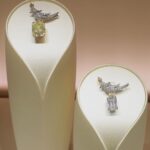Ayaka Miyoshi Instagram - -Tiffany&Co.- 「Legendary Diamonds by Tiffany 」 とても華やかな煌めきを放つ「バードオンアロック」を モチーフにしたフォトスポットや デジタルフォトブースなどお楽しみいただけるコンテンツのほか ダイヤモンドジュエリーや、ジャン・シュランバージェによる デザイナーズコレクションなど このために集められたティファニーの長く美しい伝統と モダンさを感じられる様々なピースが揃うポップアップストアが開催中。 Tiffanyチームに招待して頂き、皆様と特別な時間を過ごしました。 伊勢丹新宿店本館1 階ザ・ステージ 1/31 31～2/6 まで そして 伊勢丹新宿本館4階では ティファニー伊勢丹新宿店がリニューアルオープン💍 全面的にデザインをリニューアル。 VIC ルームが新設され、現代アーティストによる作品の展示や ティファニーの最新デザインである 「ダイヤモンドヴィドリン」も設置されています。 リニューアルを記念し、「ティファニーロック」の新作や 「ティファニータクシー」ウォッチも国内先行発売されるので 是非チェックしてみて☺️ @tiffanyandco #Tiffanyandco #TiffanyxAyaka #TiffanyShinjukuIsetan #TiffanyPartner #pr