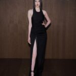 Ayaka Miyoshi Instagram - -FERRAGAMO- AUTUMN-WINTER 2024 "SPIRIT" 1920 年代において服は、 自由を謳歌する手段 の代表の一つでした。 そしてその自由の表現は私自身や私の財産、 そしてフェラガモと共鳴するものなのです。 そう語るマクシミリアンのショーは 本当にうっとりする程の美しさと 鋭くも柔らかな力強さを持つピースたちで溢れていました。 #FERRAGAMOFW24 #フェラガモ @ferragamo