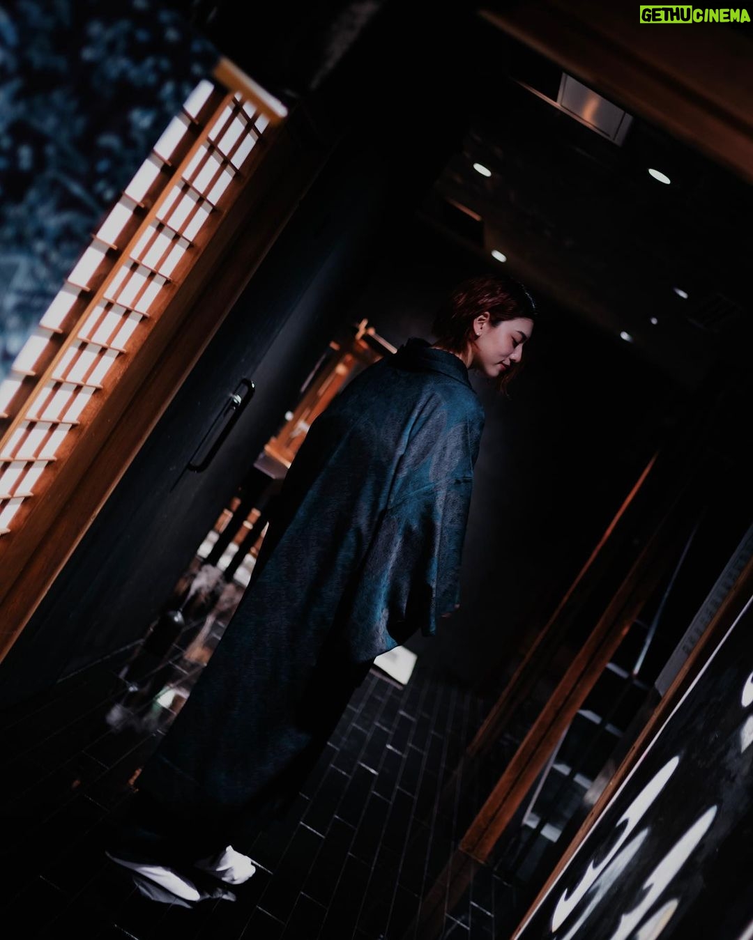Ayaka Miyoshi Instagram - Go ahead and stop, go ahead and stop. Even in those busy days, I don't want to forget to touch beautiful things. Japanese kimonos are very deep and detailed, so it's a moment when you should be proud of the delicate work of the craftsmen. I'm glad that all my fans have come into contact with the Japanese culture that I value. The beauty of a person's heart is expressed in the things they make, and people with the same beautiful heart are overflowing around them. @scope_coco @yoshikimono 唯一無二