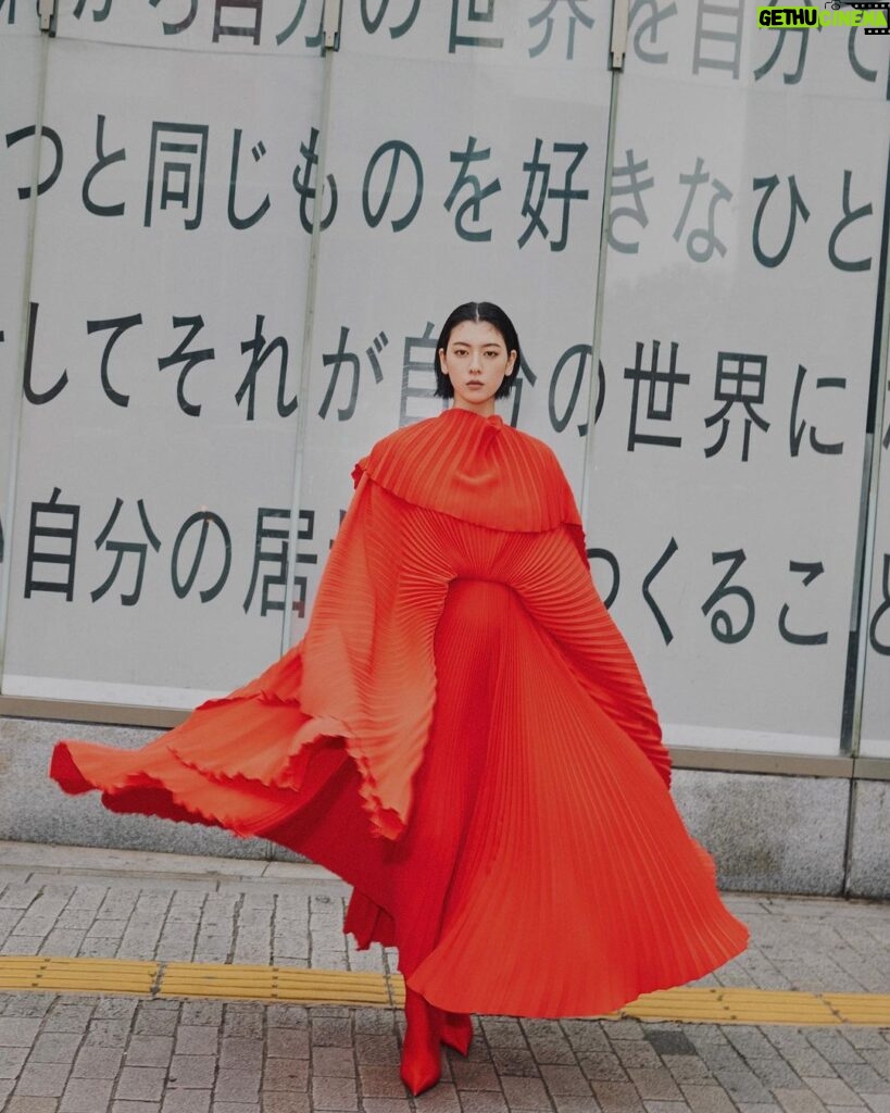 Ayaka Miyoshi Instagram - madame FIGARO MODE China 175 Cover Story "LOST IN TOKYO" Photo @keitanakada Direction&Styling @tsuyoshikurata Hair&Make @masayoshiokudaira Production @tokyo_matto Movie @w_a.t_a @hirao_kazuyoshi