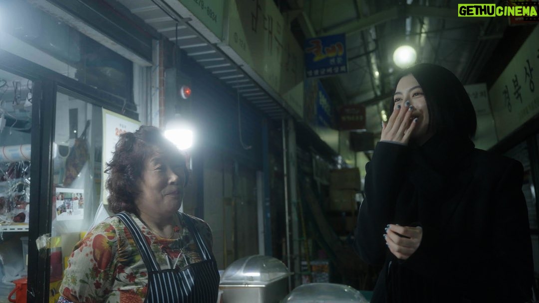 Ayaka Miyoshi Instagram - ドラマ『地球の歩き方』 本日からLeminoにて先行独占配信中。 4週にわたり韓国のオモニたちをはじめ 様々な魅力をお伝えしていきます! こんなにも肩の力が抜けていて ずっと素で喋ってケラケラ笑っている 三吉彩花は初めてお見せすると思います。 プライベートでもお仕事でも 何度も何度も訪れている韓国。 そんな中でも今回のオモニ特集は 私にとって新たな挑戦であり こんな韓国を味わうのは初めてだったかもしれないと いつ振り返っても出逢ったオモニたちを思い出します。 役として演じるという感覚よりも 私自身で人と向き合い、会話をして 互いに歩み寄っていくことで生まれた何かが 画面から伝わるととても嬉しいです。 そしてプロデューサーをはじめ 全スタッフの皆様が本当に本当にタフで 優しく温かく包み込んで守ってくださったことが 今回何よりの1番の大きな愛でした。 同じ意思と同じ好奇心をもって 良いもの作ろうぜ!っていう感覚。 そんな単純なことって沢山の物事に揉まれてしまったり かき消されてしまったり忘れてしまったりすることがあります。 その単純な気持ちを みんなが全力で向き合って取り組むからこそ 本物にしていけると確実に実感しました。 またこのチームで何か作りたい。 皆様の愛に感謝です。 いつもとは違う 新しい愛に溢れた物語を 見て頂けたら嬉しいです。 TVerでは1/13~放送です! #地球の歩き方 @arukikata_mayodora
