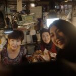 Ayaka Miyoshi Instagram - ドラマ『地球の歩き方』 本日からLeminoにて先行独占配信中。 ４週にわたり韓国のオモニたちをはじめ 様々な魅力をお伝えしていきます！ こんなにも肩の力が抜けていて ずっと素で喋ってケラケラ笑っている 三吉彩花は初めてお見せすると思います。 プライベートでもお仕事でも 何度も何度も訪れている韓国。 そんな中でも今回のオモニ特集は 私にとって新たな挑戦であり こんな韓国を味わうのは初めてだったかもしれないと いつ振り返っても出逢ったオモニたちを思い出します。 役として演じるという感覚よりも 私自身で人と向き合い、会話をして 互いに歩み寄っていくことで生まれた何かが 画面から伝わるととても嬉しいです。 そしてプロデューサーをはじめ 全スタッフの皆様が本当に本当にタフで 優しく温かく包み込んで守ってくださったことが 今回何よりの1番の大きな愛でした。 同じ意思と同じ好奇心をもって 良いもの作ろうぜ！っていう感覚。 そんな単純なことって沢山の物事に揉まれてしまったり かき消されてしまったり忘れてしまったりすることがあります。 その単純な気持ちを みんなが全力で向き合って取り組むからこそ 本物にしていけると確実に実感しました。 またこのチームで何か作りたい。 皆様の愛に感謝です。 いつもとは違う 新しい愛に溢れた物語を 見て頂けたら嬉しいです。 TVerでは1/13~放送です！ #地球の歩き方 @arukikata_mayodora