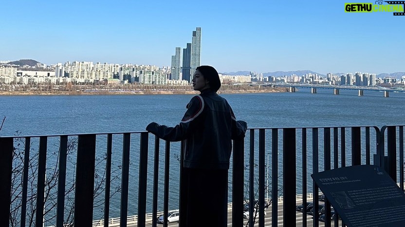 Ayaka Miyoshi Instagram - ドラマ『地球の歩き方』 本日からLeminoにて先行独占配信中。 4週にわたり韓国のオモニたちをはじめ 様々な魅力をお伝えしていきます! こんなにも肩の力が抜けていて ずっと素で喋ってケラケラ笑っている 三吉彩花は初めてお見せすると思います。 プライベートでもお仕事でも 何度も何度も訪れている韓国。 そんな中でも今回のオモニ特集は 私にとって新たな挑戦であり こんな韓国を味わうのは初めてだったかもしれないと いつ振り返っても出逢ったオモニたちを思い出します。 役として演じるという感覚よりも 私自身で人と向き合い、会話をして 互いに歩み寄っていくことで生まれた何かが 画面から伝わるととても嬉しいです。 そしてプロデューサーをはじめ 全スタッフの皆様が本当に本当にタフで 優しく温かく包み込んで守ってくださったことが 今回何よりの1番の大きな愛でした。 同じ意思と同じ好奇心をもって 良いもの作ろうぜ!っていう感覚。 そんな単純なことって沢山の物事に揉まれてしまったり かき消されてしまったり忘れてしまったりすることがあります。 その単純な気持ちを みんなが全力で向き合って取り組むからこそ 本物にしていけると確実に実感しました。 またこのチームで何か作りたい。 皆様の愛に感謝です。 いつもとは違う 新しい愛に溢れた物語を 見て頂けたら嬉しいです。 TVerでは1/13~放送です! #地球の歩き方 @arukikata_mayodora