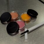 Ayaka Miyoshi Instagram - -THREE- 2024 SPRING MAKEUP COLLECTION “DELICIOUS DETOUR” プレイフルな探究心。 思いもよらぬ「まわり道」で見つけた未体験と新発見。 決まりきったことをたどるのではなく 予期せぬ路線変更をおもいっきり楽しむ。 最短ルートを目指さなくたっていい。 遠まわりしてはじめて見つける ミクロな刺激とエモーショナルな感動。 2024年、THREEが提案するプレイフルな春。 フリーマインドで彩るマルチなカラーバームや、 ミルキーなアイライナーやマスカラなど プレイフルに楽しめるアイテムたち。 今回私はまたカラーものに縁を感じたので 目元やチークなど自由自在に表現を楽しめる グラムトーンカラーカスタードのカラーバームをチョイス。 下瞼にはラインでほのかな煌めきを。 私たちの人生を豊かにする“おいしい”まわり道で、自由に彩って。 @threecosmetics #DeliciousDetour_THREE #グラムトーンカラーカスタード #PR